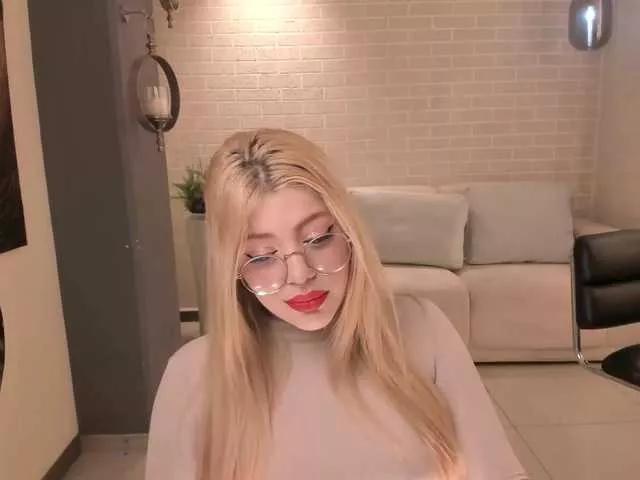 Discover our girls online shows and discover the company of countless livestreamers, with stunning shapes, sex toys and more.