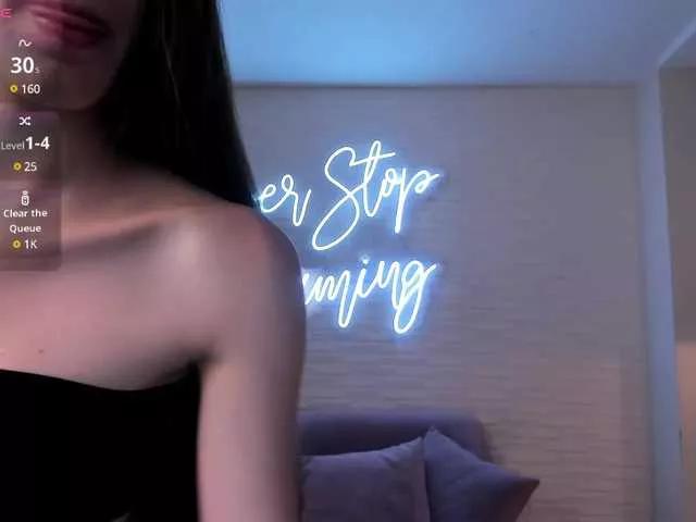 Discover our girls online shows and discover the company of countless livestreamers, with stunning shapes, sex toys and more.