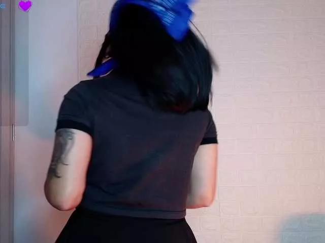 Discover our girls online shows and discover the company of countless livestreamers, with stunning shapes, sex toys and more.