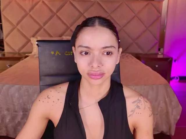 Discover our girls online shows and discover the company of countless livestreamers, with stunning shapes, sex toys and more.