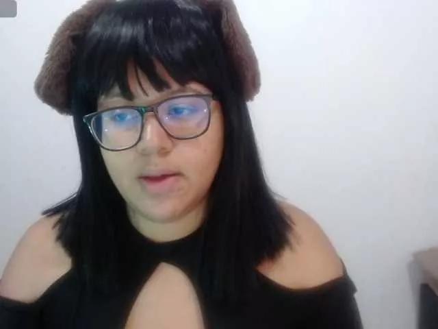 Discover our girls online shows and discover the company of countless livestreamers, with stunning shapes, sex toys and more.
