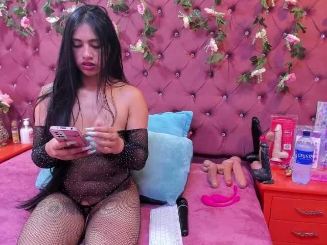 Discover our girls online shows and discover the company of countless livestreamers, with stunning shapes, sex toys and more.