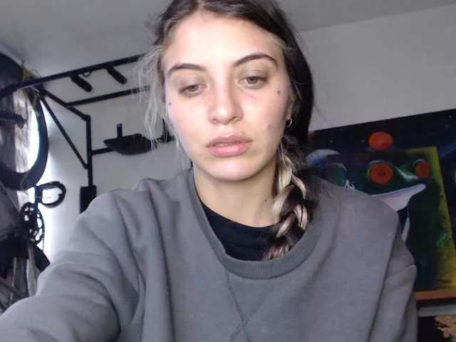 Discover our girls online shows and discover the company of countless livestreamers, with stunning shapes, sex toys and more.