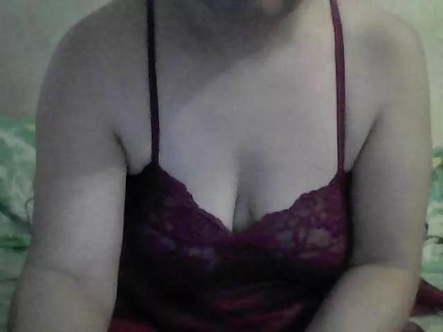 Discover our girls online shows and discover the company of countless livestreamers, with stunning shapes, sex toys and more.