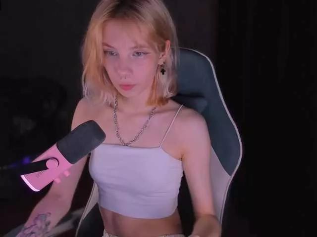 Discover our girls online shows and discover the company of countless livestreamers, with stunning shapes, sex toys and more.