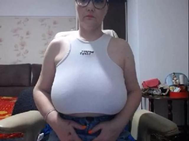 Discover our girls online shows and discover the company of countless livestreamers, with stunning shapes, sex toys and more.