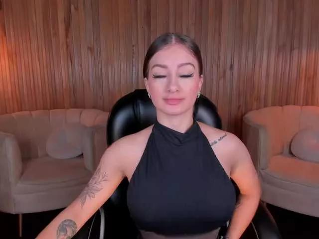 Discover our girls online shows and discover the company of countless livestreamers, with stunning shapes, sex toys and more.