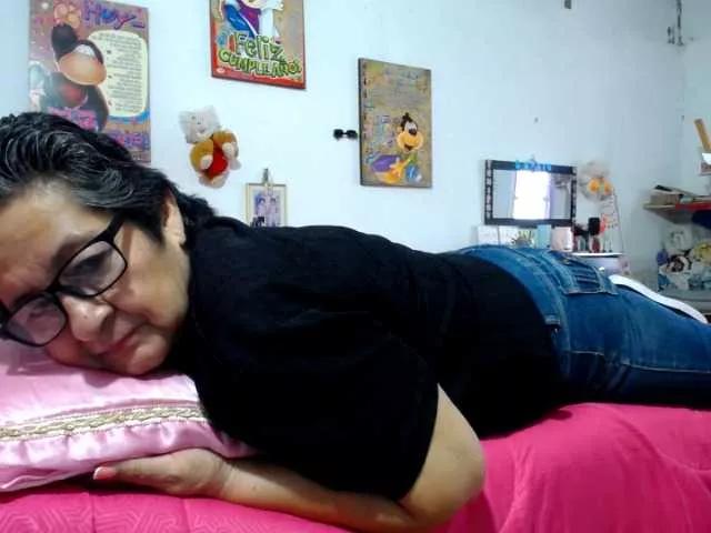Discover our girls online shows and discover the company of countless livestreamers, with stunning shapes, sex toys and more.