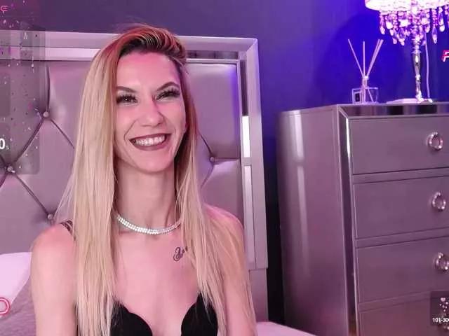 Discover our girls online shows and discover the company of countless livestreamers, with stunning shapes, sex toys and more.