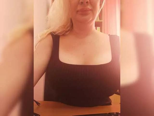 Discover our girls online shows and discover the company of countless livestreamers, with stunning shapes, sex toys and more.
