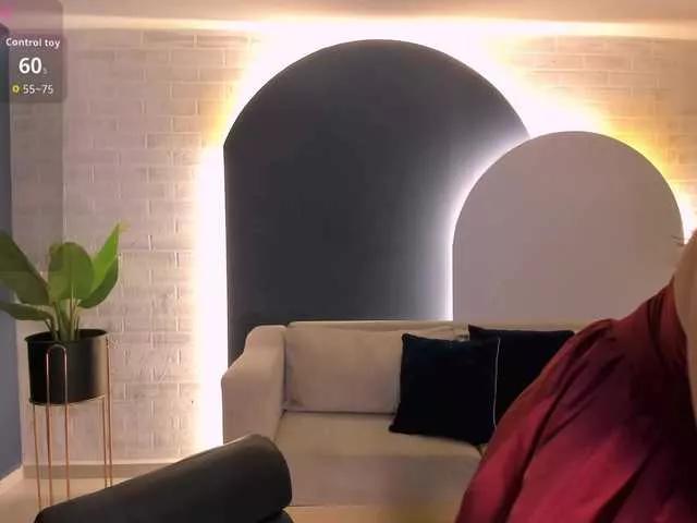 Discover our girls online shows and discover the company of countless livestreamers, with stunning shapes, sex toys and more.