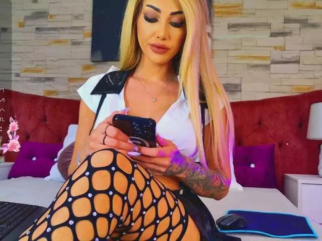 Discover our girls online shows and discover the company of countless livestreamers, with stunning shapes, sex toys and more.