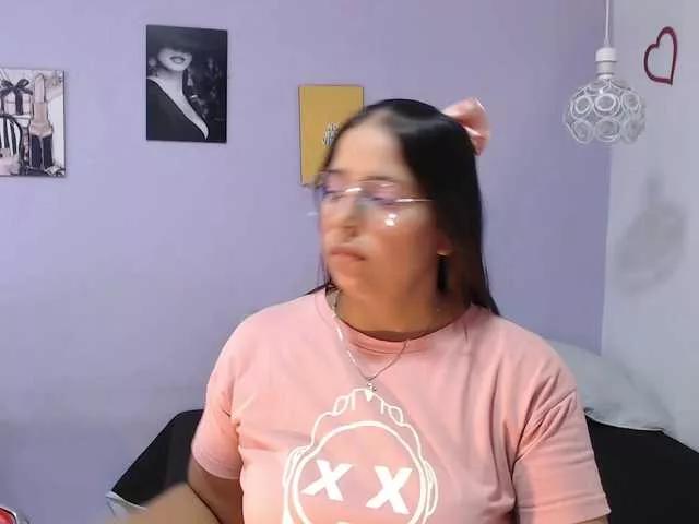 Discover our girls online shows and discover the company of countless livestreamers, with stunning shapes, sex toys and more.