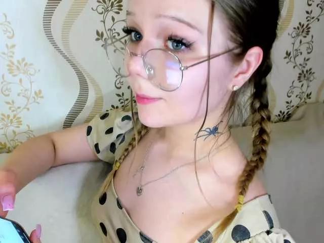 MelMooon from BongaCams