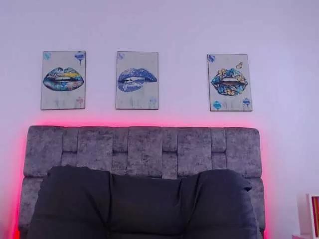 Discover our girls online shows and discover the company of countless livestreamers, with stunning shapes, sex toys and more.