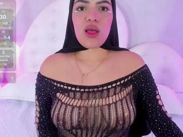 Discover our girls online shows and discover the company of countless livestreamers, with stunning shapes, sex toys and more.