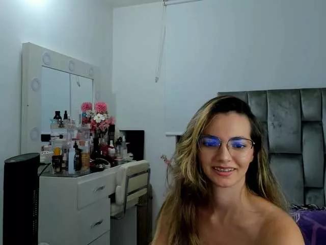 Discover our girls online shows and discover the company of countless livestreamers, with stunning shapes, sex toys and more.