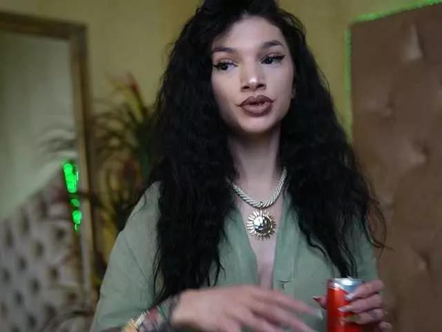 Discover our girls online shows and discover the company of countless livestreamers, with stunning shapes, sex toys and more.