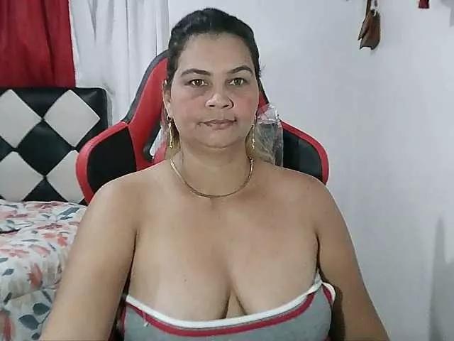 Discover our girls online shows and discover the company of countless livestreamers, with stunning shapes, sex toys and more.