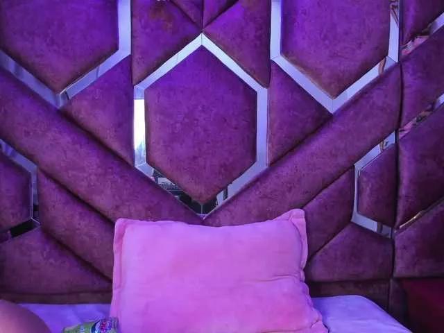 Discover our girls online shows and discover the company of countless livestreamers, with stunning shapes, sex toys and more.