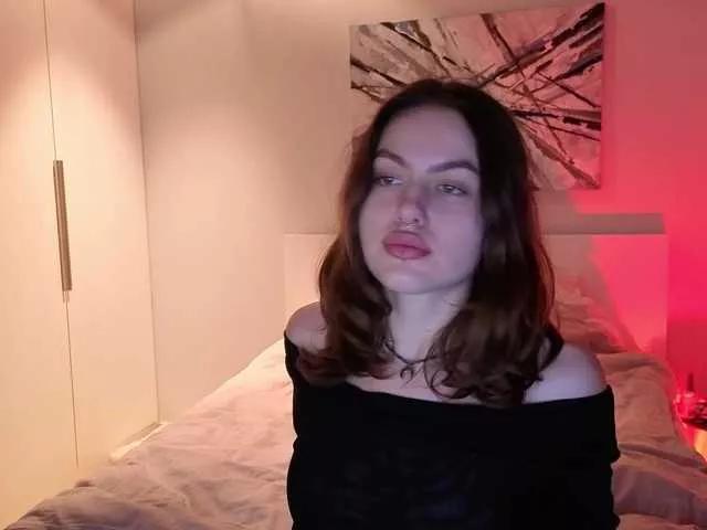 Discover our girls online shows and discover the company of countless livestreamers, with stunning shapes, sex toys and more.