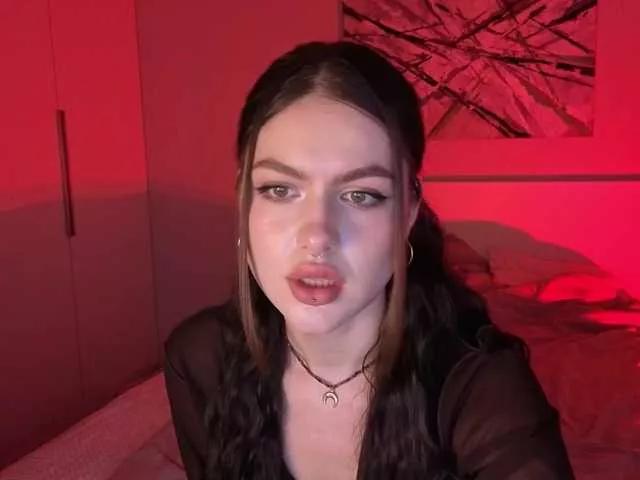 Discover our girls online shows and discover the company of countless livestreamers, with stunning shapes, sex toys and more.