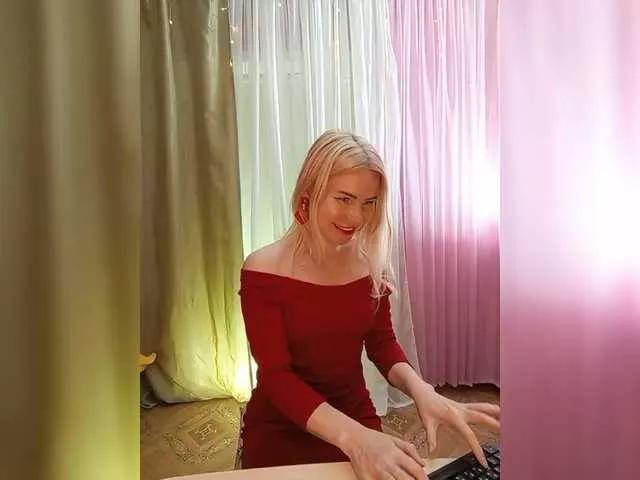 Discover our girls online shows and discover the company of countless livestreamers, with stunning shapes, sex toys and more.