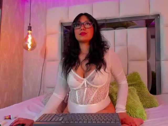 Discover our girls online shows and discover the company of countless livestreamers, with stunning shapes, sex toys and more.
