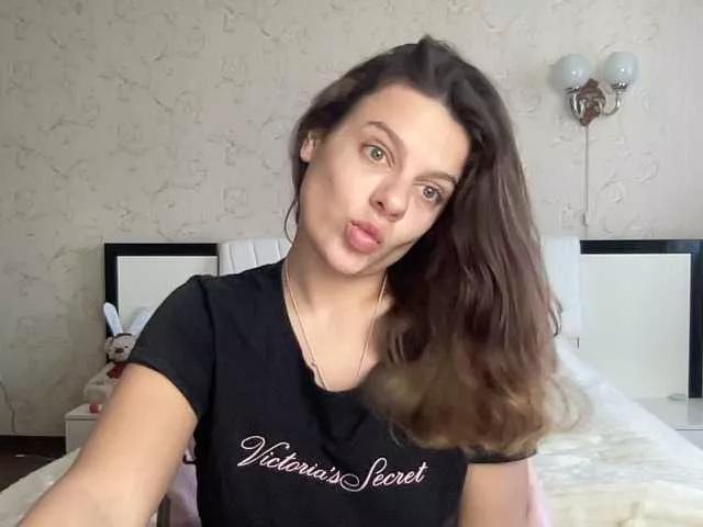 Discover our girls online shows and discover the company of countless livestreamers, with stunning shapes, sex toys and more.
