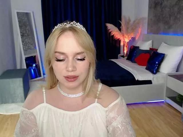 Discover our girls online shows and discover the company of countless livestreamers, with stunning shapes, sex toys and more.