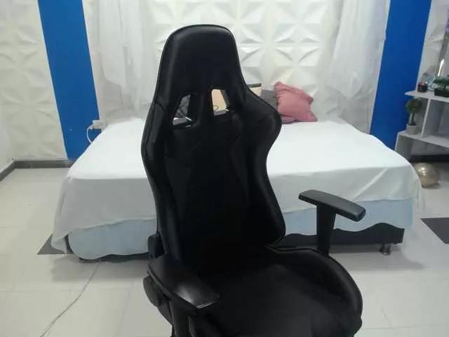 misshoney1 from BongaCams