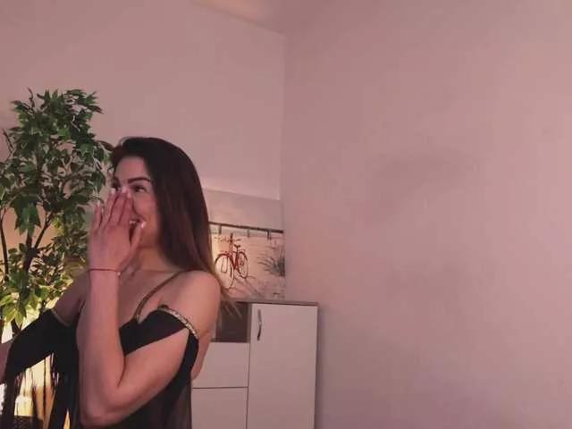 Discover our girls online shows and discover the company of countless livestreamers, with stunning shapes, sex toys and more.