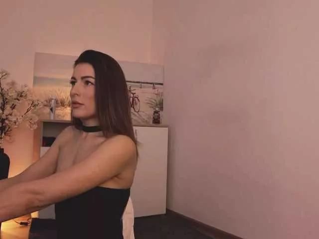 Discover our girls online shows and discover the company of countless livestreamers, with stunning shapes, sex toys and more.