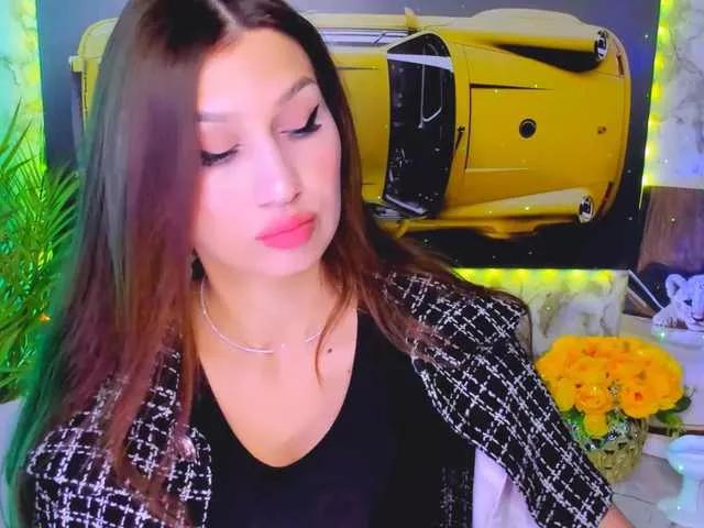 Discover our girls online shows and discover the company of countless livestreamers, with stunning shapes, sex toys and more.