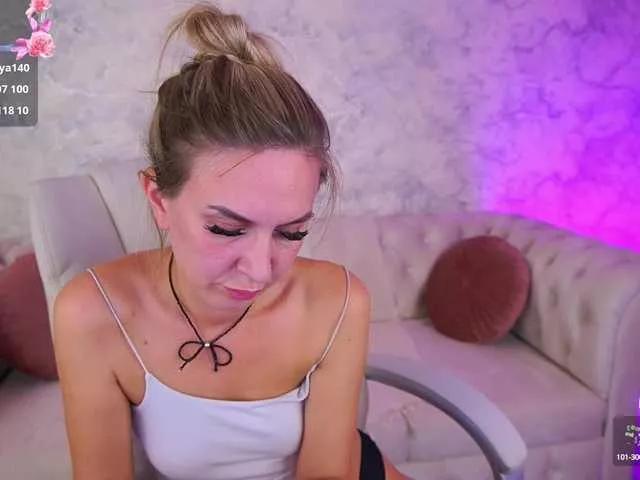 Discover our girls online shows and discover the company of countless livestreamers, with stunning shapes, sex toys and more.