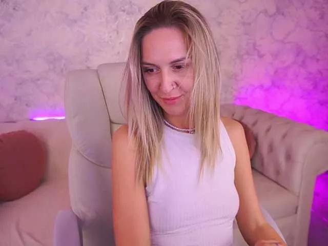 Discover our girls online shows and discover the company of countless livestreamers, with stunning shapes, sex toys and more.