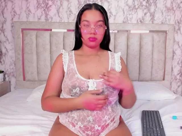 Discover our girls online shows and discover the company of countless livestreamers, with stunning shapes, sex toys and more.