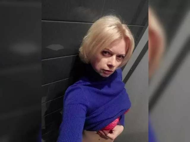 Discover our girls online shows and discover the company of countless livestreamers, with stunning shapes, sex toys and more.