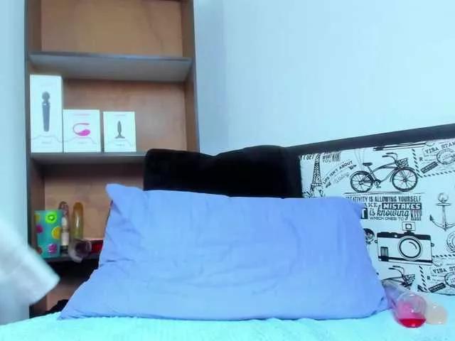 Discover our girls online shows and discover the company of countless livestreamers, with stunning shapes, sex toys and more.