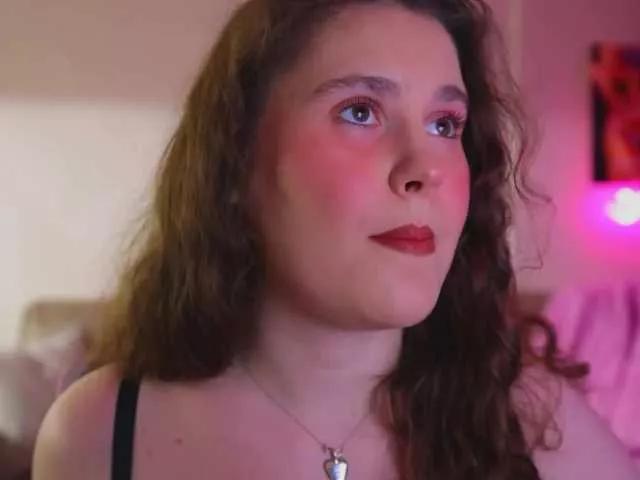 Discover our girls online shows and discover the company of countless livestreamers, with stunning shapes, sex toys and more.