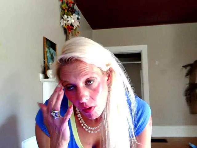 Discover our girls online shows and discover the company of countless livestreamers, with stunning shapes, sex toys and more.