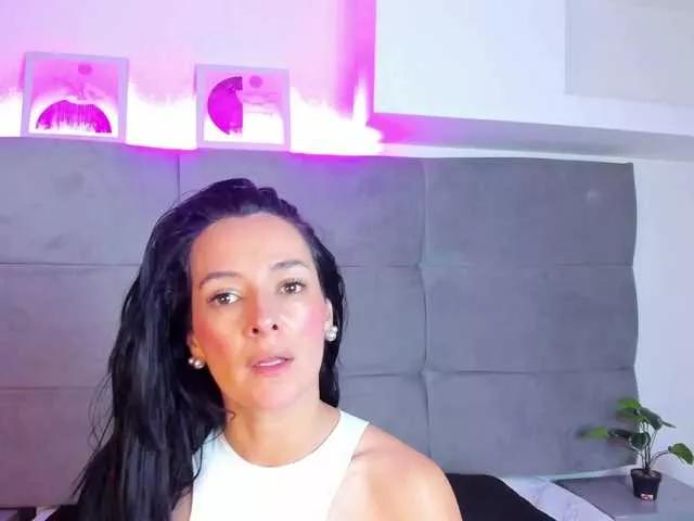 Discover our girls online shows and discover the company of countless livestreamers, with stunning shapes, sex toys and more.