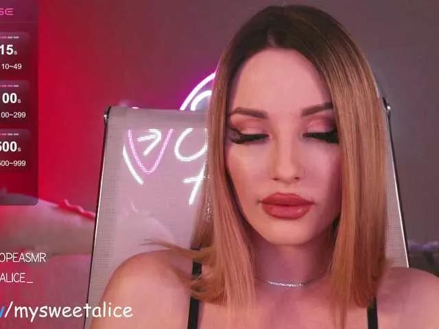Discover our girls online shows and discover the company of countless livestreamers, with stunning shapes, sex toys and more.