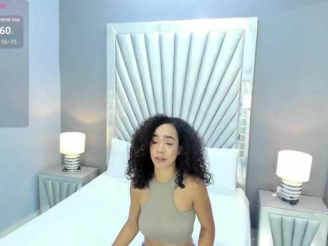Discover our girls online shows and discover the company of countless livestreamers, with stunning shapes, sex toys and more.