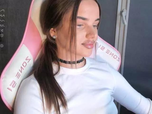 Discover our girls online shows and discover the company of countless livestreamers, with stunning shapes, sex toys and more.