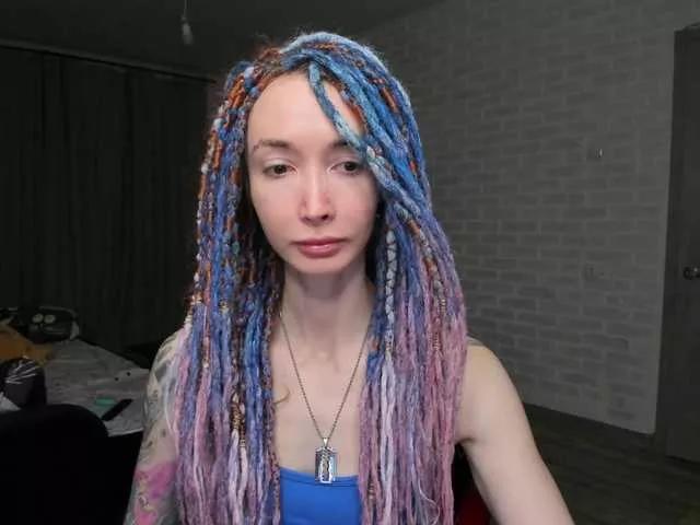 Discover our girls online shows and discover the company of countless livestreamers, with stunning shapes, sex toys and more.