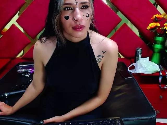 Discover our girls online shows and discover the company of countless livestreamers, with stunning shapes, sex toys and more.