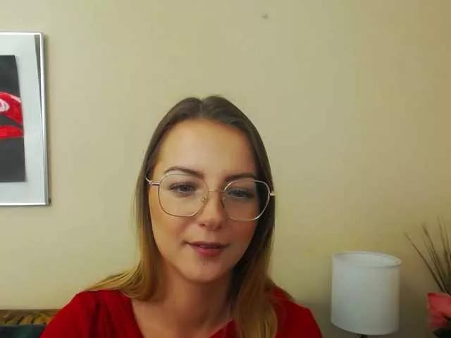 Discover our girls online shows and discover the company of countless livestreamers, with stunning shapes, sex toys and more.