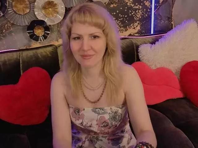 Discover our girls online shows and discover the company of countless livestreamers, with stunning shapes, sex toys and more.