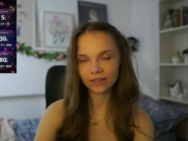 Discover our girls online shows and discover the company of countless livestreamers, with stunning shapes, sex toys and more.